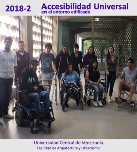 un grupo de estudiantes algunos en sillas de ruedas y muletas