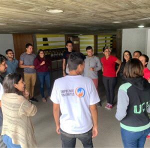 estudiantes en circulo y un profesores de lengua de señas venezolana
