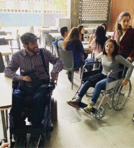 Nelson, joven en silla de ruedas que guía a otros estudiantes
